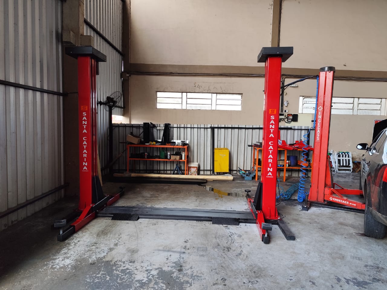 Elevador Santa Catarina vermelho instalado em oficina